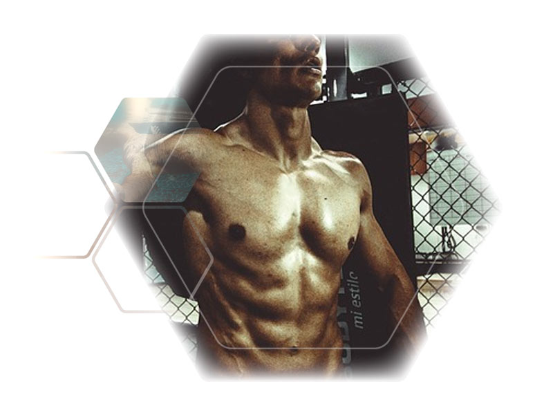 Mann im Fitnessstudio mit glatter muskulöser Brust und Sixpack