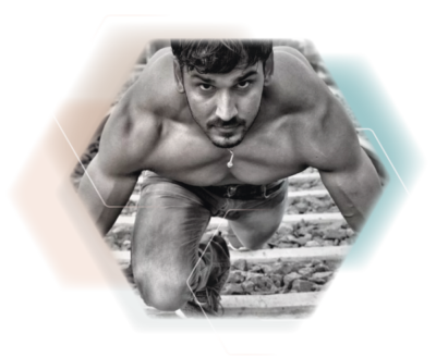 Photo strong man with musclar definition without hair